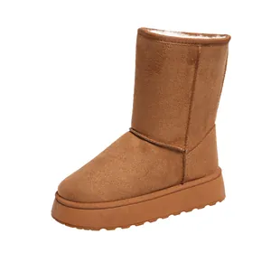 Detailansicht der kamelfarbenen Wildleder-Plateau-Schneestiefel mit dickem Fleecefutter