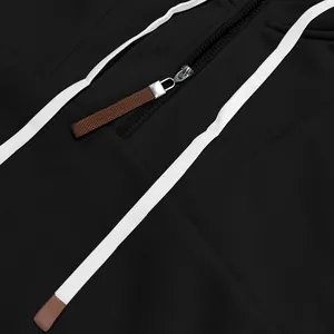Detailopname van rits en trekkoorden op een zware zwarte fleece hoodie met capuchon