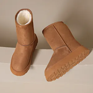Detailansicht des flauschigen weißen Kunstfellfutters und der dicken Sohle der Schneestiefel