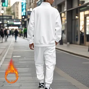 Πίσω όψη λευκής ανδρικής φόρμας fleece με άνετη εφαρμογή και λεπτομέρεια τσέπης cargo.