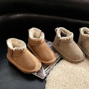 Bottines de neige chaudes pour enfants avec doublure en peluche et zip latéral.