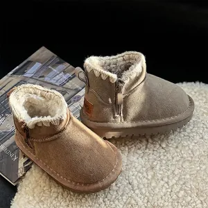Bottes de neige marron pour tout-petits avec doublure en fausse fourrure et fermeture éclair.