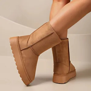 Detaillierte Ansicht der braunen Plateau-Schneestiefel für Damen mit Fleecefutter