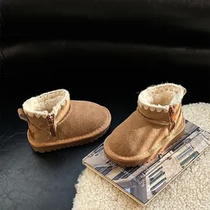 Bottes de neige chaudes pour enfants avec doublure en polaire et fermeture éclair.