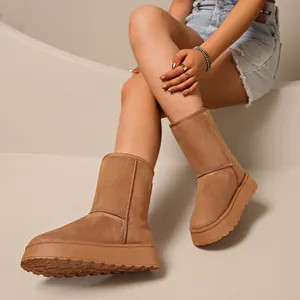 Nahaufnahme von stylischen, camel-farbenen Plateau-Schneestiefeln an einem Modell