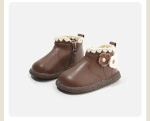 Klassische braune Winterstiefel für Kleinkinder mit Strickblumen und Reißverschluss