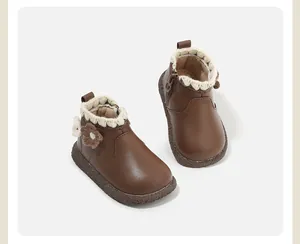 Detailansicht brauner Mädchen-Herbststiefel mit süßem Blumendekor und Pelzbesatz