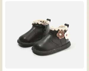 Nahaufnahme von Baby-Winterstiefeln für Mädchen mit Häkelblumen und warmen Strickdetails