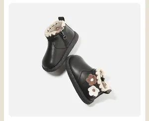 Elegante schwarze Leder-Babystiefel mit süßem Blumendekor und feinem Spitzenbesatz-Detail.