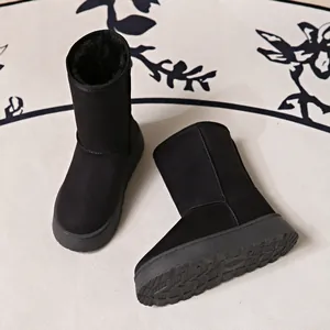 Nahaufnahme klassische schwarze Plateau-Schneestiefel mit warmem Kunstfellfutter