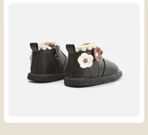 Rückansicht von schwarzen Kinder-Lauflernstiefeln mit Blumen und Häkelbesatz.