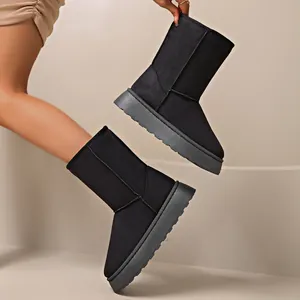 Detaillierte Seitenansicht stilvoller schwarzer Plateau-Schneestiefel mit warmer Sohle