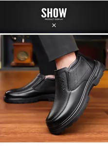Vista lateral detallada de botas de cuero de invierno para hombre con suela gruesa