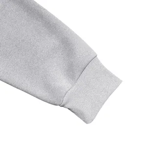 Detaillierte Makroansicht der grauen Rippbündchen an einem schweren Premium-Fleece-Hoodie