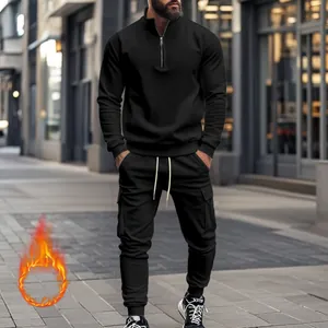 Ανδρική ισοθερμική φόρμα fleece σε μαύρο χρώμα με φερμουάρ και παντελόνι cargo.