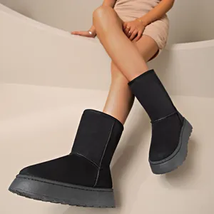 Detailansicht der stilvollen schwarzen Plateau-Schneestiefel mit dicken Sohlen für Damen