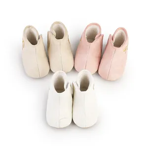 Warme gesteppte Winter-Lauflernstiefel für Babys in den Farben Rosa, Beige und Weiß.