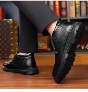 Vista detallada de las botas de invierno de cuero negro con suela antideslizante y forro