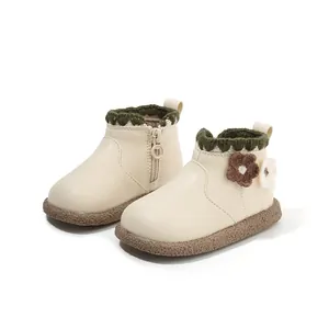 Elegante cremefarbene Kleinkind-Winterstiefel mit Blumendekor und grünem Pelzbesatz