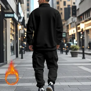 Πλήρης πίσω όψη ανδρικού μαύρου σετ streetwear με παντελόνι cargo σε αστικό τοπίο