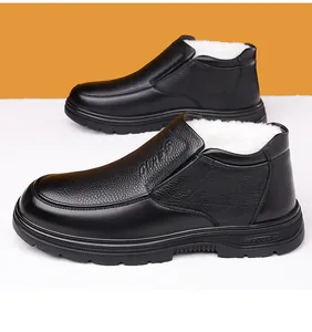 Primer plano de botas de invierno de cuero negro para hombre con forro de lana blanca