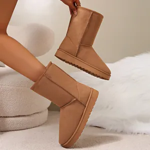 Gedetailleerd zijaanzicht van beige suède sneeuwlaarzen voor dames met dikke zool en warme voering
