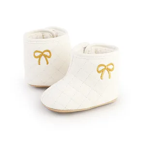 Weiche weiß gesteppte Babystiefel mit warmem Fleecefutter und gelber Schleifenstickerei.