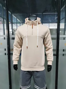 Vooraanzicht van een beige zware fleece hoodie met trekkoord op een zwarte mannequin