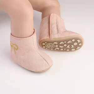 Detailansicht von rosa gesteppten Baby-Winterstiefeln mit rutschfester Gummisohle.