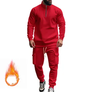 Λεπτομερής προβολή κόκκινης φόρμας fleece με τσέπες cargo και επάνω μέρος με μισό φερμουάρ
