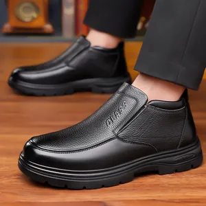Botas de invierno para hombre en cuero negro con forro de lana cálida y diseño slip-on