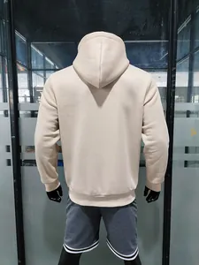 Achteraanzicht van een premium beige zware fleece hoodie voor heren en dames op een etalagepop.