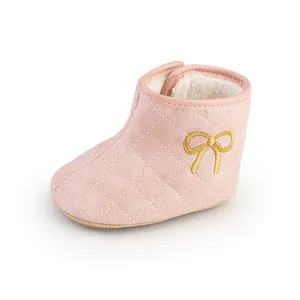 Detailansicht rosa gesteppter Baby-Winterstiefel mit Fleecefutter und Gold-Schleifenstickerei
