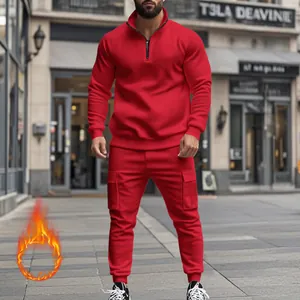 Ανδρική κόκκινη φόρμα με επένδυση fleece, φούτερ με φερμουάρ και παντελόνι cargo σε δρόμο.