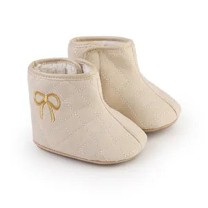 Detailansicht beige Baby-Winterstiefel mit Rautensteppung und Plüschfutter
