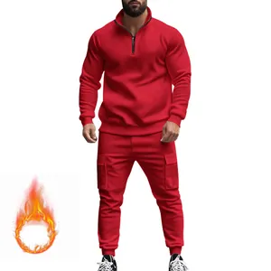 Λεπτομέρεια κόκκινης φόρμας fleece για άνδρες με μπλούζα με φερμουάρ και παντελόνι cargo