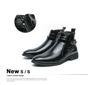 Vue détaillée des bottines Chelsea noires pour hommes avec fermeture éclair latérale.