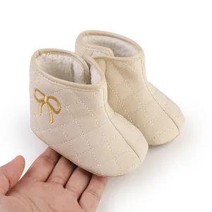 Detailansicht warmer gefütterter Babystiefel mit elegantem Rautensteppmuster