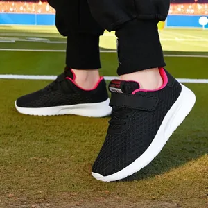 Zapatillas deportivas transpirables de malla negra para niños con detalles en rosa y suela blanca.