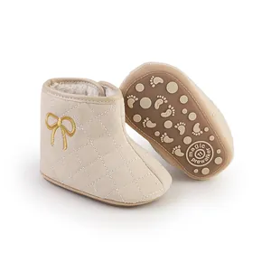 Detail von gesteppten Baby-Winterstiefeln mit rutschfester Sohle und Schleife