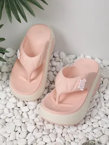 Modische rosa Plateau-Flip-Flops mit dicker Sohle und Buchstabendekor für den Sommer