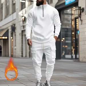 Detalle de conjunto deportivo blanco con forro polar para hombre y pantalones cargo
