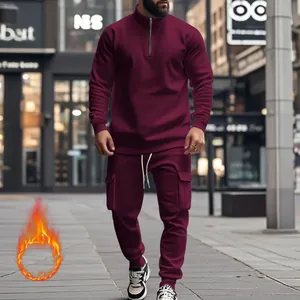 Λεπτομέρεια ανδρικής μπορντό φόρμας fleece με φερμουάρ και πλαϊνές τσέπες cargo