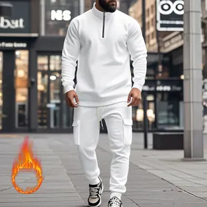 Detalle del conjunto de chándal blanco para hombre con sudadera de cremallera y cargo