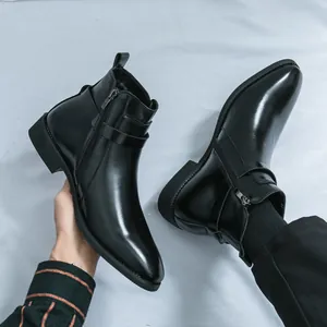 Eleganti stivali Chelsea da uomo in pelle nera con cerniera laterale e fibbia decorativa.