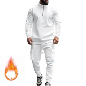Detalle de chándal de forro polar blanco para hombre con sudadera de cremallera y cargo