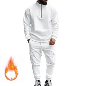 Chándal de hombre blanco con forro polar, sudadera con media cremallera y pantalones cargo