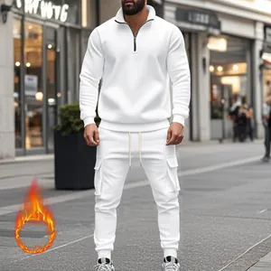 Primer plano del conjunto deportivo térmico blanco para hombre con sudadera y cargo
