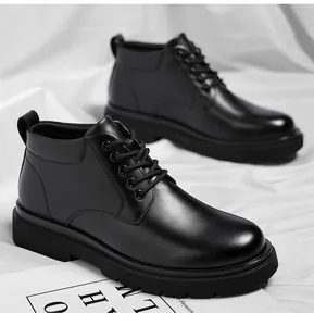 Nahaufnahme der schwarzen Leder-Plateau-Martin-Stiefel für Herren mit strukturierter Oberfläche