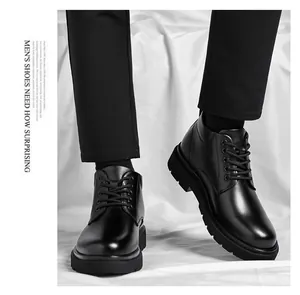 Detailansicht der schwarzen Leder-Plateau-Derby-Stiefel mit dicken Gummisohlen